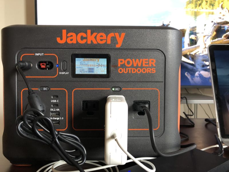 Jackeryポータブル電源1000家庭用ACコンセントから充電