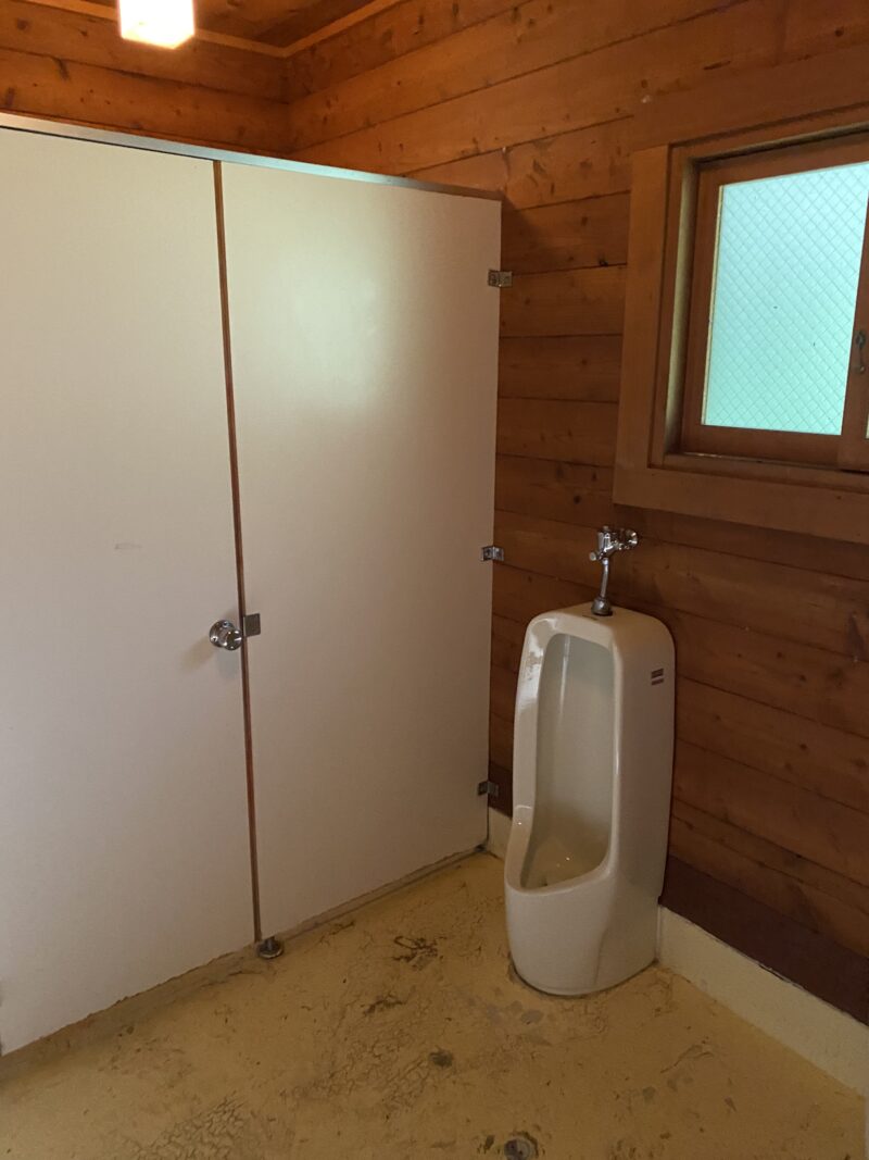 和平公園キャンプ場の男子トイレ